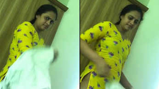 Indian girl secretly films her roommate and sends it to her partner