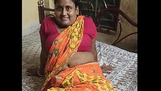 Desi housewife indulges in erotic navel show for the camera