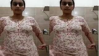 Horny girl reveals her pussy in seductive video