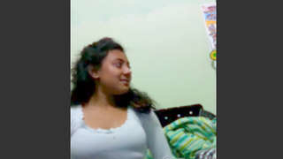 HD video of a stunning Indian aunty showcasing her gorgeous pussy