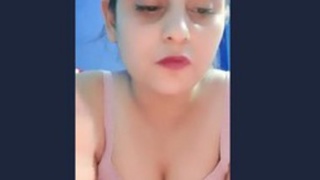 Indian babe and her lover in a steamy video