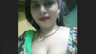 Bhabhi's steamy MMS gets leaked in the Desi community