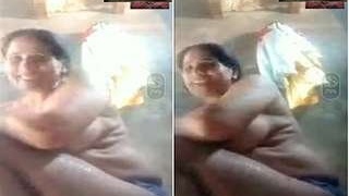 Watch a horny bhabhi take a bath and get naughty