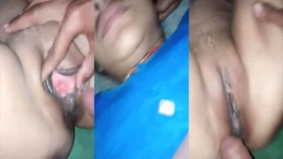 Indian babe gets her pink pussy fucked in a hot video