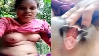 Bangladeshi unmarried girl flaunts her body in outdoor video