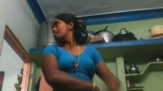 Mms scandals: Tamil hot aunty's topless boobs and hidden camera