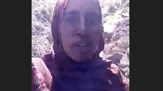 Mature Pakistani aunty gets outdoor sex with lover