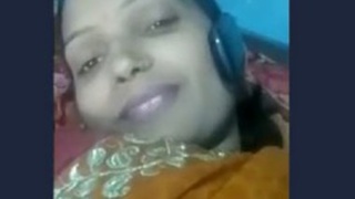 Desi bhabi gets naughty on video call