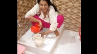 Desi aunty pees while getting fucked