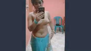 Desi babe teasing her lover with her bare body and saree