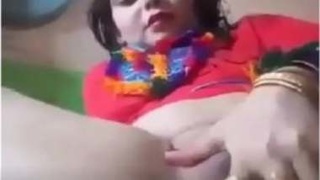 Horny aunty in a sexy sari masturbates and fucks herself with fingers
