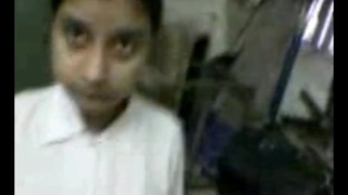 Sri Lankan schoolgirl gets naughty in bed