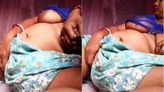 Desi babe Budi squeezes and dances to please herself