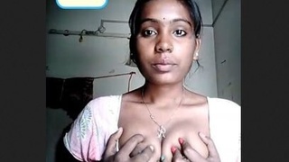 Indian woman flaunts her breasts on VK