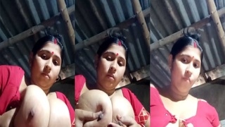 Bengali wife flaunts her massive breasts in a steamy video