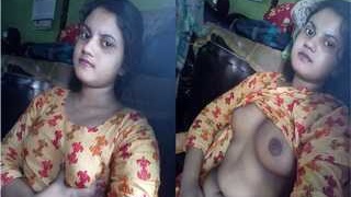 Exclusive video of Indian girl pleasuring herself with her fingers