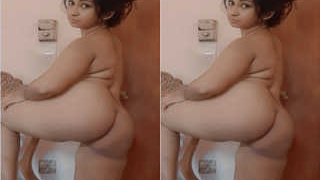 Amateur Indian girl flaunts her body in a video