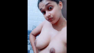 Desi hottie Maal's steamy bathroom session