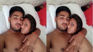 Desi girl gives a sensual blowjob on camera