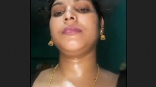 Desi bhabhi flaunts her naked body in front of the camera