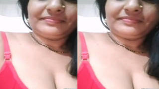 Sensuous nude Boudi flaunts her breasts