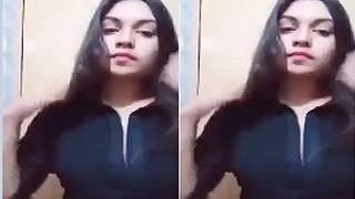 Bangla girl flaunts her breasts in steamy video