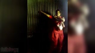 Bangladeshi beauty dons a Desi sari while slowly playing with her shaved pussy