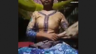 Bhabi's discontent with village life in a steamy video