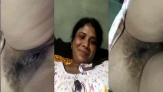 Mature Desi flaunts her wet pussy and jerks off in HD video