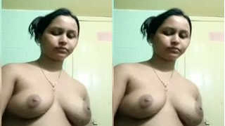 Bhabhi flaunts her naked body and takes a bath in Part 2