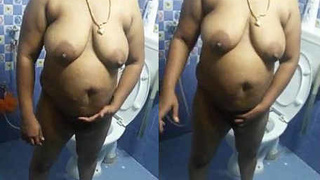 Chennai's hot auntie strips down and takes a bath