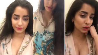 Sultry Indian girl pleases fans with her big boobs and seductive talk