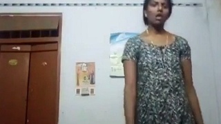 Tamil auntie's sensual solo performance in video