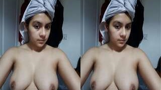 Desi babe records nude selfies in exclusive video