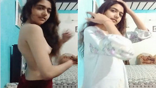 Cute Indian girl reveals her natural boobs in exclusive video