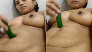 Indian bhabhi reveals her big boobs in exclusive video