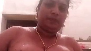 Mallu auntie indulges in solo masturbation