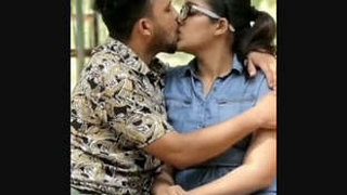 Desi hottie gets smooched by her boyfriend while enjoying the outdoors