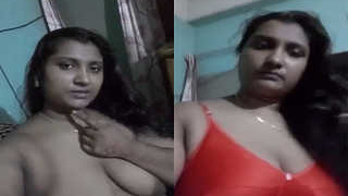 Indian BBW Bhabhi flaunts her big boobs in exclusive video