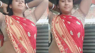 Auntie flaunts her belly button in a saree at home