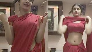 Desi bhbai flaunts her stunning navel and ample bosom