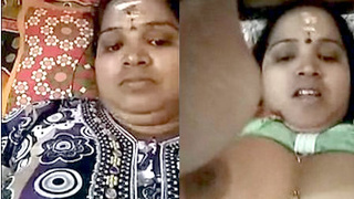 Desi aunty pleasures herself on video call