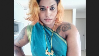 Watch a Tamil NRI Bhabhi cooking and showing off her braless body