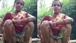 Desi MMS: Watch a bhabhi pee in public and take a selfie