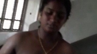 Kerala auntie Mallu gets naughty in a sexy video