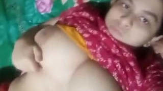 Indian girl flaunts her big boobs in a seductive manner