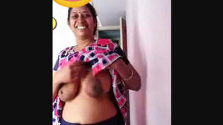 Desi woman flaunts her breasts on VK to her lover