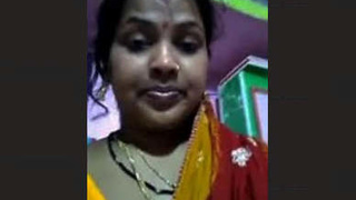 Desi bhabhi masturbates and showers in video