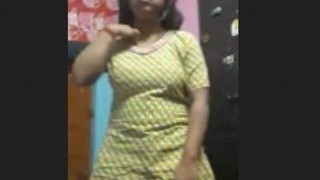 Watch a Bengali girl pleasure herself with her fingers in this hot video
