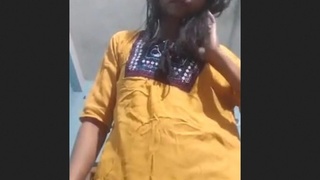 Indian girl flaunts her body for her lover in a steamy video